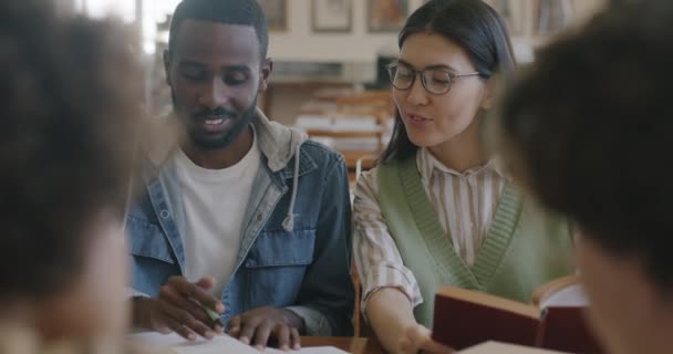 Vidám Diákok Beszélgetnek Vizsgára Való Felkészülésről Együtt Ülve Egyetemi Osztályteremben — Stock videók