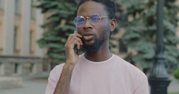 Serious African American Man Talking Mobile Phone Standing Urban Street — Vídeo de Stock