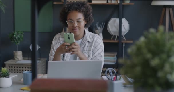 Portrait Female Employee Using Smartphone Smiling Enjoying Online Content Office — Stockvideo