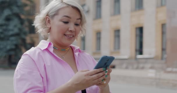 Happy Female Student Browsing Smartphone Standing Downtown Modern City Smiling — Wideo stockowe