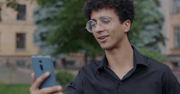 Молодой Араб Делает Онлайн Видео Звонок Используя Смартфон Разговаривая Размахивая — стоковое видео