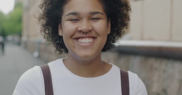 アフリカ系アメリカ人女性が街頭で楽しんで笑うスローモーションの肖像画 幸せと陽気な若者のコンセプト — ストック動画
