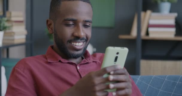 Homem Despreocupado Usando Mídias Sociais Conversando Line Com Smartphones Verificando — Vídeo de Stock