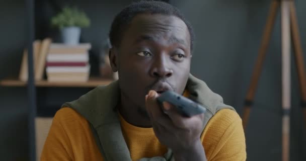 Afrikalı Amerikalı Adamı Yerinde Sesli Mesajlar Kaydediyor Akıllı Telefondan Sesi — Stok video