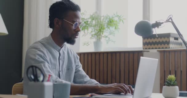 Bilgisayarla Çalışan Çalışanların Yan Görüntüsü Ofis Işlerine Odaklanmış Pencere Arkasındakilere — Stok video