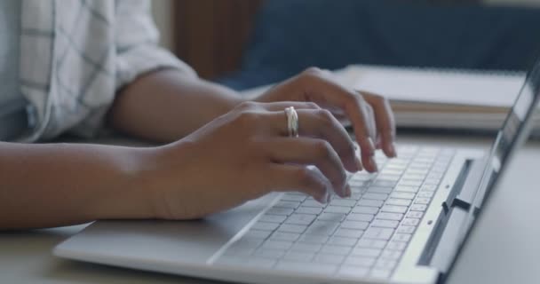 Κοντινό Πλάνο Γυναικείων Χεριών Που Χρησιμοποιούν Πληκτρολόγηση Laptop Ενώ Αφροαμερικανή — Αρχείο Βίντεο