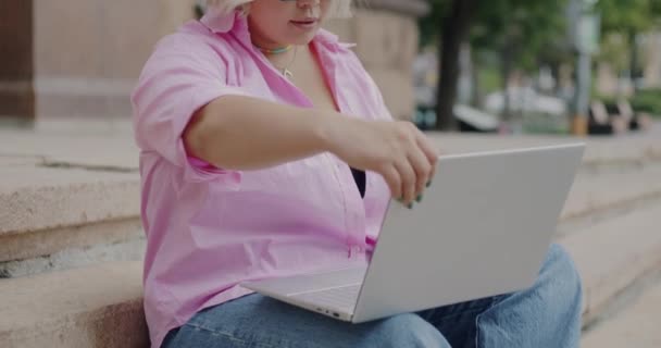 Portret Młodej Azjatki Pracującej Laptopem Zewnątrz Przy Ulicy Miejskiej Nowoczesna — Wideo stockowe
