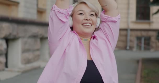 Mouvement Lent Fille Asiatique Active Écoutant Musique Travers Des Écouteurs — Video