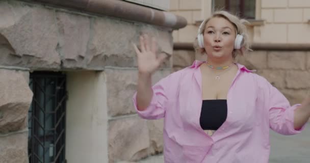 헤드폰을 음악을 거리에서 아시아 여자의 초상화 청소년 활동적인 라이프스타일 — 비디오