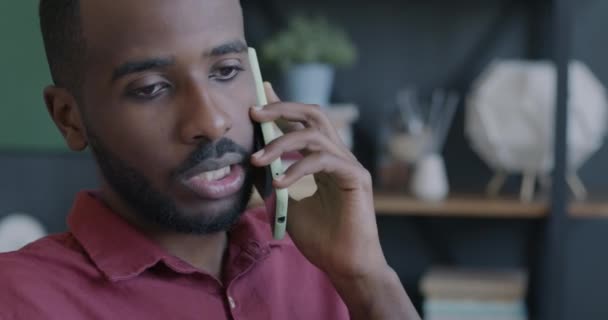 Ambitieux Homme Affaires Afro Américain Parlant Sur Téléphone Portable Souriant — Video