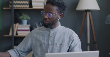 Girişimcinin online video görüşmesi sırasında iş sözleşmesini tartışan portresi dizüstü bilgisayar ve kulaklık kullanarak belgeyi gösteriyor. İş adamı ve iletişim konsepti.