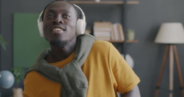 Porträt Eines Afroamerikaners Der Entspannt Durch Kopfhörer Seiner Studiowohnung Tanzt — Stockvideo