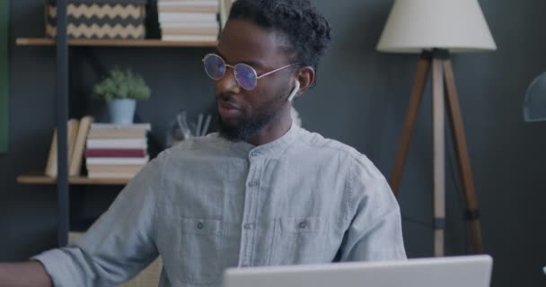 Portrait Entrepreneur Discutant Contrat Affaires Pendant Appel Vidéo Ligne Aide — Video