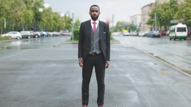 Nagyítás Time Lapse Portré Jóképű Afro Amerikai Férfi Áll Forgalom — Stock videók