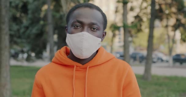 Retrato Cámara Lenta Del Hombre Afroamericano Con Máscara Facial Médica — Vídeos de Stock