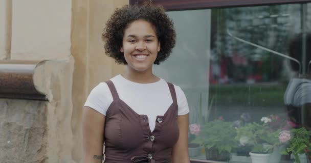Retrato Cámara Lenta Una Mujer Afroamericana Feliz Parada Afuera Sonriendo — Vídeo de stock
