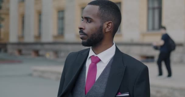 Lassú Mozgás Portré Vidám Afro Amerikai Üzletember Mosolyog Áll Város — Stock videók