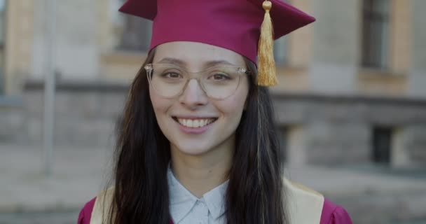 Retrato Una Joven Feliz Graduada Universitaria Con Sombrero Vestido Sonriendo — Vídeo de stock