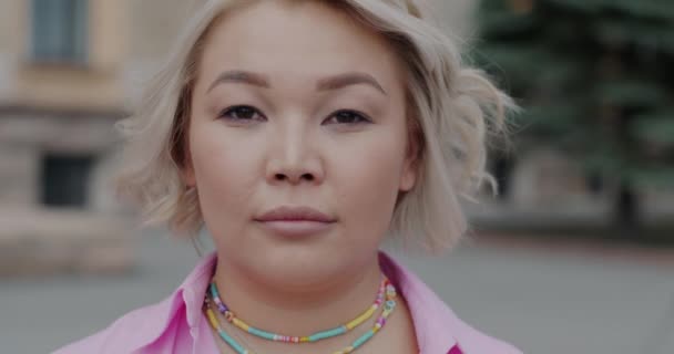 Ciddi Bir Asyalı Kızın Yavaş Çekim Portresi Kameraya Bakıyor Sonra — Stok video