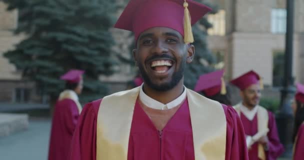 Slow Motion Porträtt Upphetsad Afroamerikansk Man Skrattar Och Viftar Diplom — Stockvideo