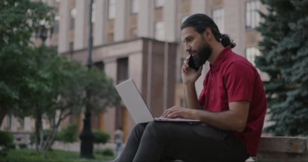 Portret Osoby Bliskiego Wschodu Pracującej Laptopem Dyskutującej Pomyśle Telefon Komórkowy — Wideo stockowe