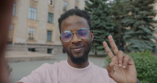 Portrét Radostného Afroameričana Jak Pózuje Pro Fotoaparát Gestem Ruky Sign — Stock video
