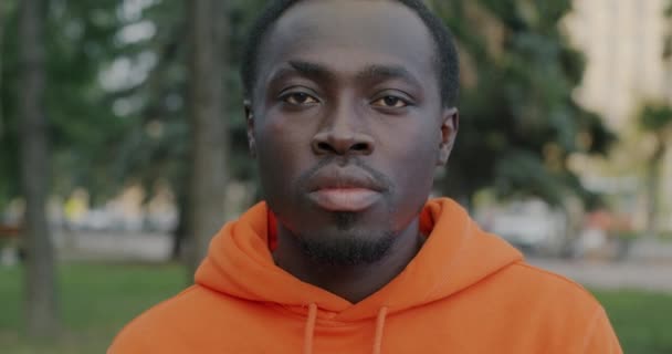 Lassú Mozgású Portré Egy Jóképű Afro Amerikai Diákról Aki Odakint — Stock videók