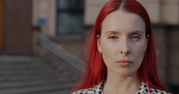 Närbild Porträtt Ung Kvinna Med Färgat Rött Hår Tittar Kameran — Stockvideo