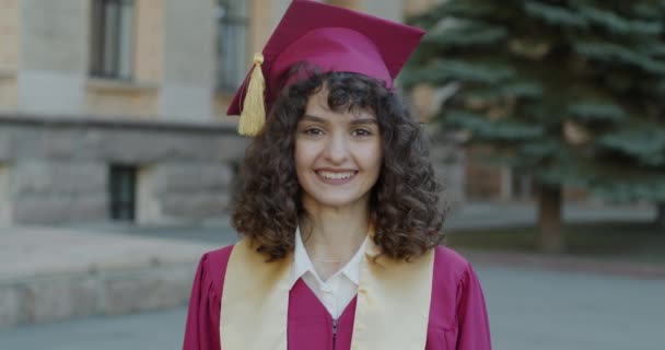 Медленный Портрет Уверенной Молодой Женщины Выпускном Халате Шляпе Стоящей Кампусе — стоковое видео