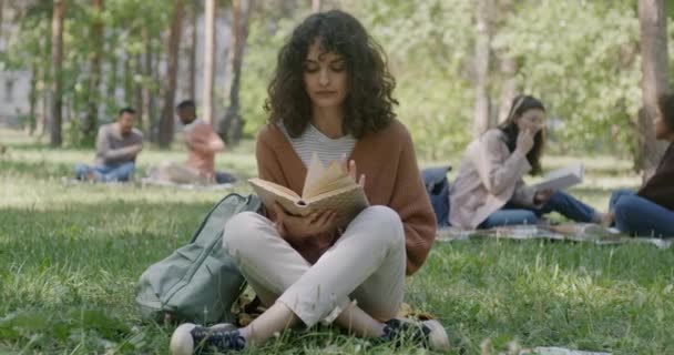 Portré Gyönyörű Fiatal Diák Olvasás Könyv Készül Vizsga Gyep Parkban — Stock videók