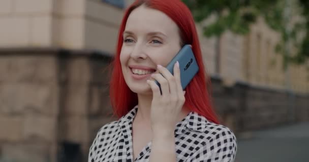Portrét Radostné Mladé Dámy Která Mluví Mobilu Směje Když Stojí — Stock video