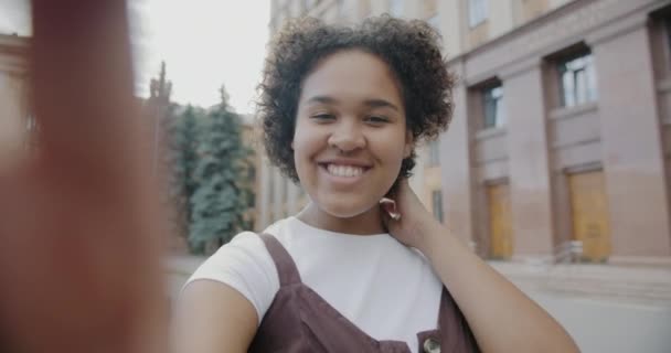 Joven Mujer Afroamericana Alegre Posando Para Cámara Tomando Selfie Sonriendo — Vídeo de stock