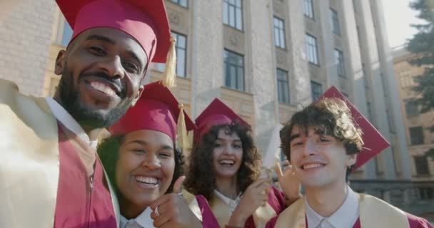 Διαφορετική Ομάδα Μαθητών Που Βγάζουν Selfie Φορέματα Αποφοίτησης Και Καπέλα — Αρχείο Βίντεο