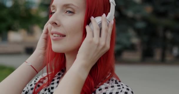 도시에서 음악을 헤드폰을 여자의 청소년 — 비디오