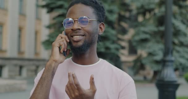Retrato Estudante Afro Americano Falando Celular Desfrutando Conversa Rua Cidade — Vídeo de Stock