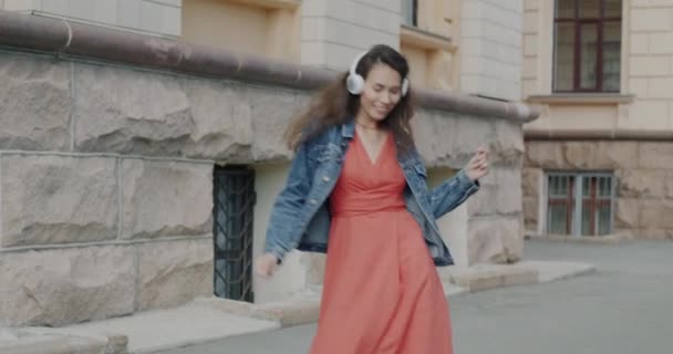 헤드폰을 음악을 거리에서 화려한 아시아 여자의 기쁨과 청소년 — 비디오