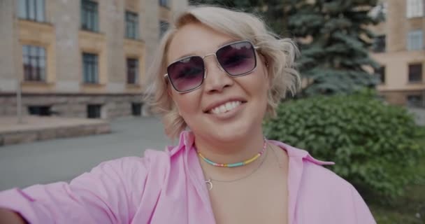 Portret Rozradowanej Młodej Kobiety Okularach Przeciwsłonecznych Rozmawiającej Podczas Rozmowy Wideo — Wideo stockowe