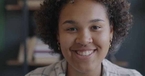 Primer Plano Retrato Cámara Lenta Chica Afroamericana Feliz Sonriendo Mirando — Vídeo de stock