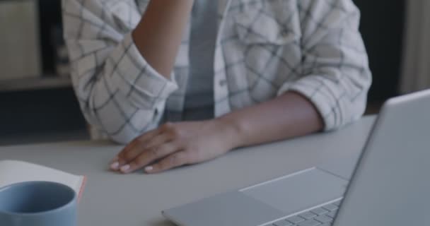 Ofisteki Bilgisayar Masasında Oturan Cep Telefonuyla Konuşan Kadın Çalışanın Eğik — Stok video