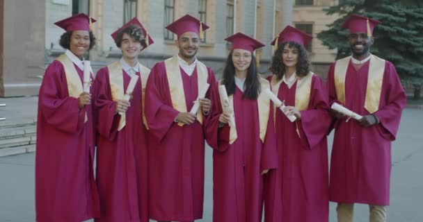 Retrato Jóvenes Felices Hombres Mujeres Con Mantillas Sombreros Graduados Universidad — Vídeo de stock