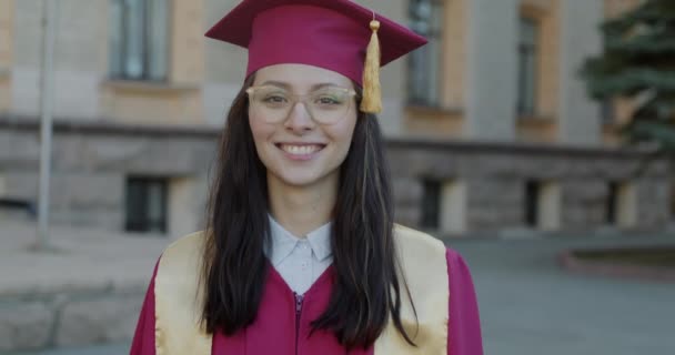 Повільний Портрет Розумної Молодої Жінки Яка Носить Капелюх Випускників Посміхається — стокове відео