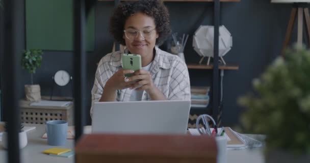 Retrato Una Persona Afroamericana Freelancer Usando Mensajes Texto Teléfonos Inteligentes — Vídeos de Stock