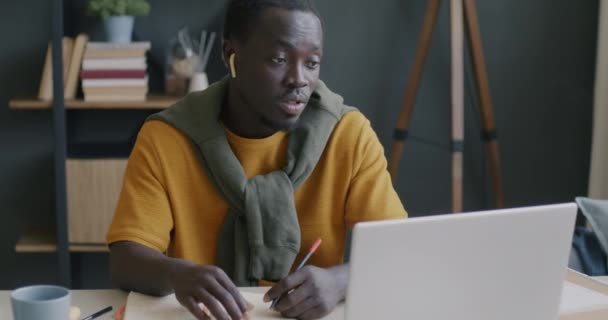 Empresário Afro Americano Discutindo Negócios Durante Videochamada Online Usando Laptop — Vídeo de Stock