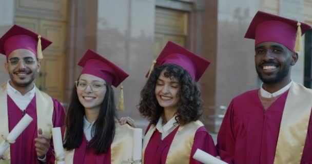 Портрет Молодого Поколения Стоящего Университетском Городке Дипломами Шляпах Платьях — стоковое видео
