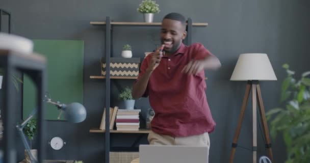 Speelse Afro Amerikaanse Kantoormedewerker Dansend Zingend Luisterend Naar Muziek Die — Stockvideo