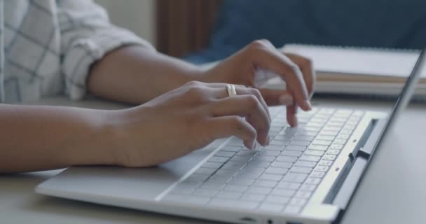 Κοντινό Πλάνο Των Γυναικών Ειδικός Πληροφορικής Δακτυλογράφησης Laptop Προγραμματισμού Δημιουργία — Αρχείο Βίντεο