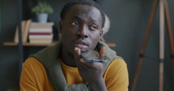 Freelancer Africano Americano Pessoa Gravar Ouvir Mensagens Voz Usando Smartphone — Vídeo de Stock