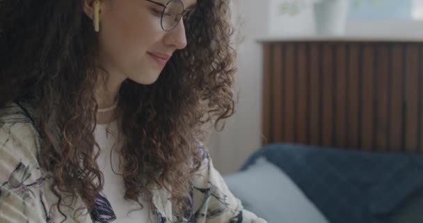 Retrato Cerca Inclinado Una Joven Dama Usando Auriculares Inalámbricos Escribiendo — Vídeos de Stock
