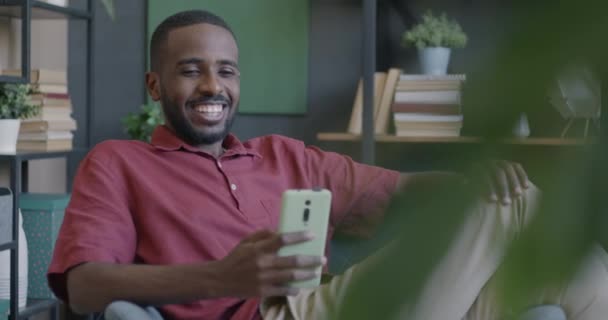 Kaygısız Afrikalı Amerikalı Adam Konuşuyor Evde Sallıyor Gündelik Iletişim Modern — Stok video