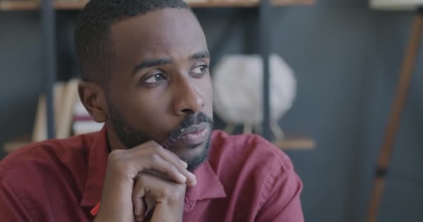 Retrato Close Homem Afro Americano Enfrentando Problema Trabalho Pensar Sentado — Vídeo de Stock